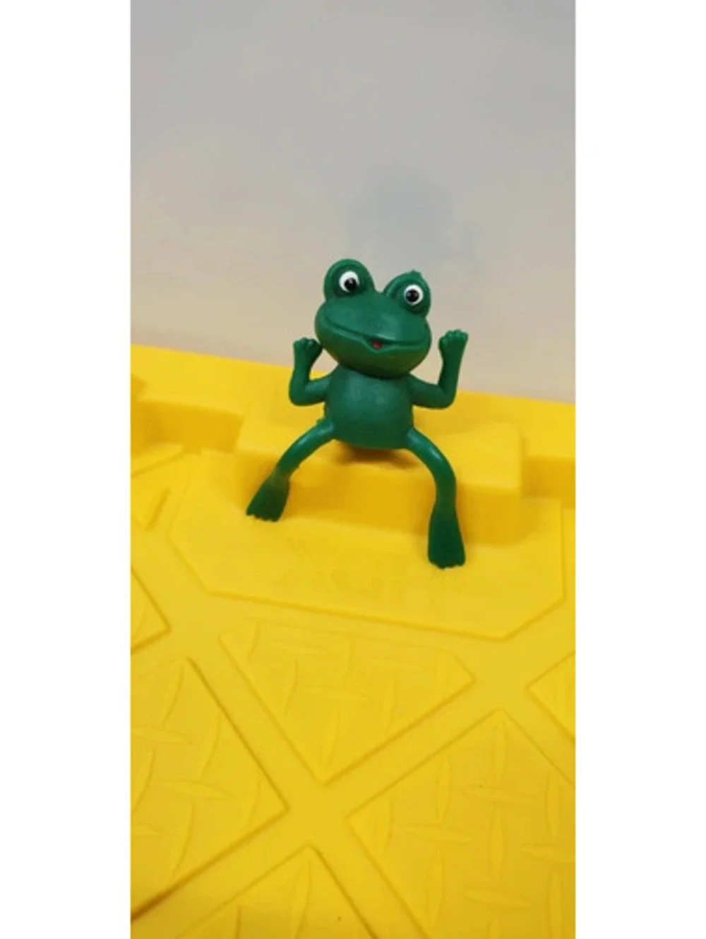 Green Frog Plastic Toy Figure Miniature Figurine Hanging Desk Decor Cute
